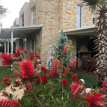 Ingrit Villa *